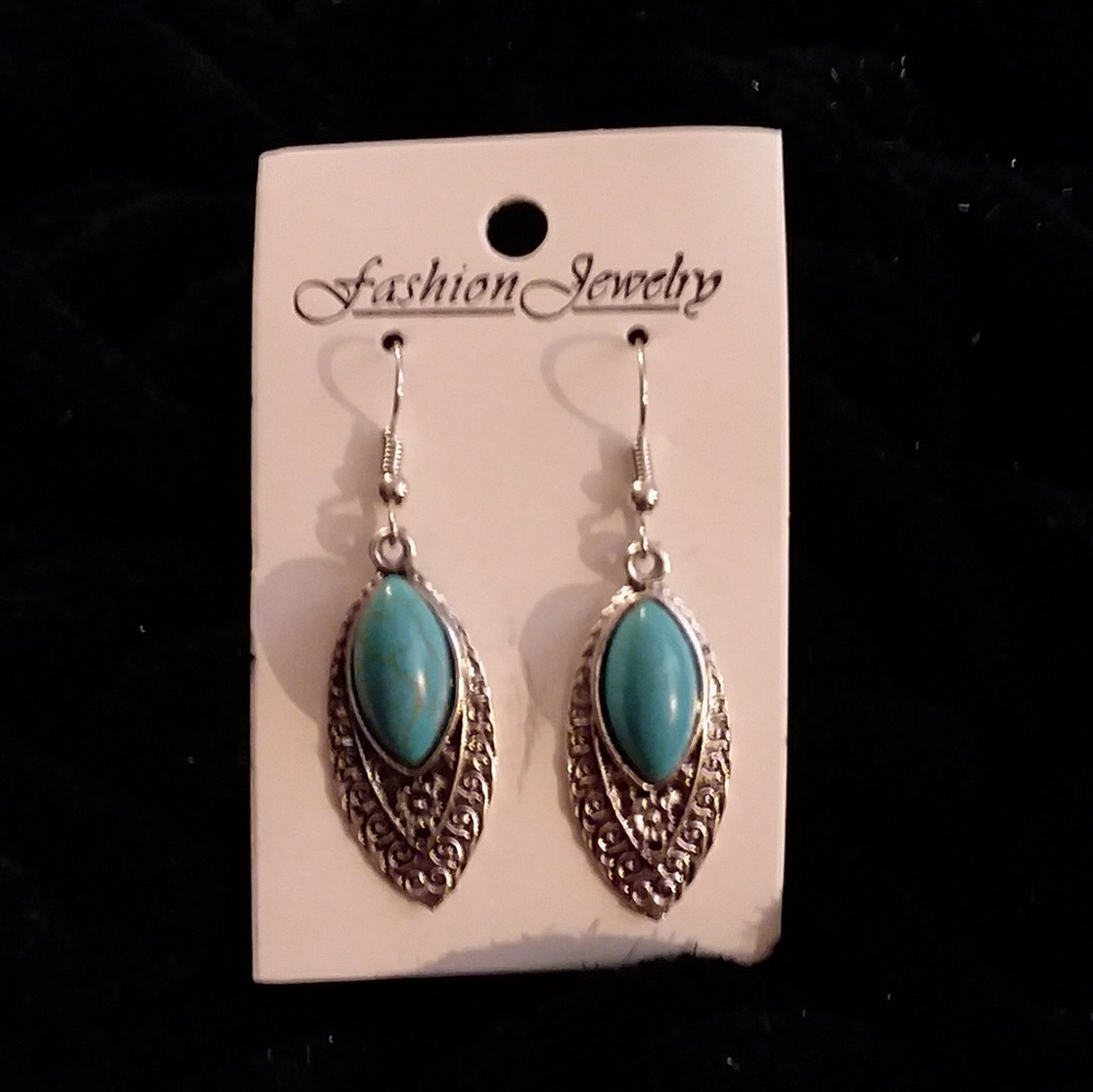 NWOT Fashion Dangle Earrings